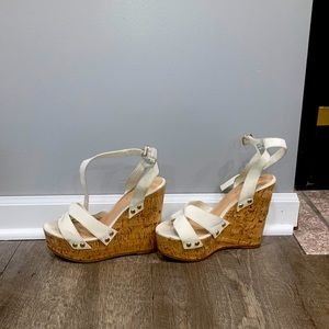 Shoe dazzle white wedges size 7.5/8